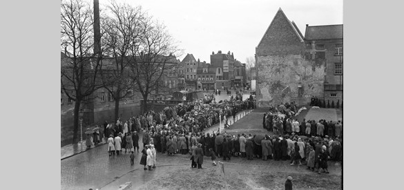 De opengevallen hoek Rozengracht-Broederenkerkplein bij de onthulling van het Gideon-monument op 10 april 1950